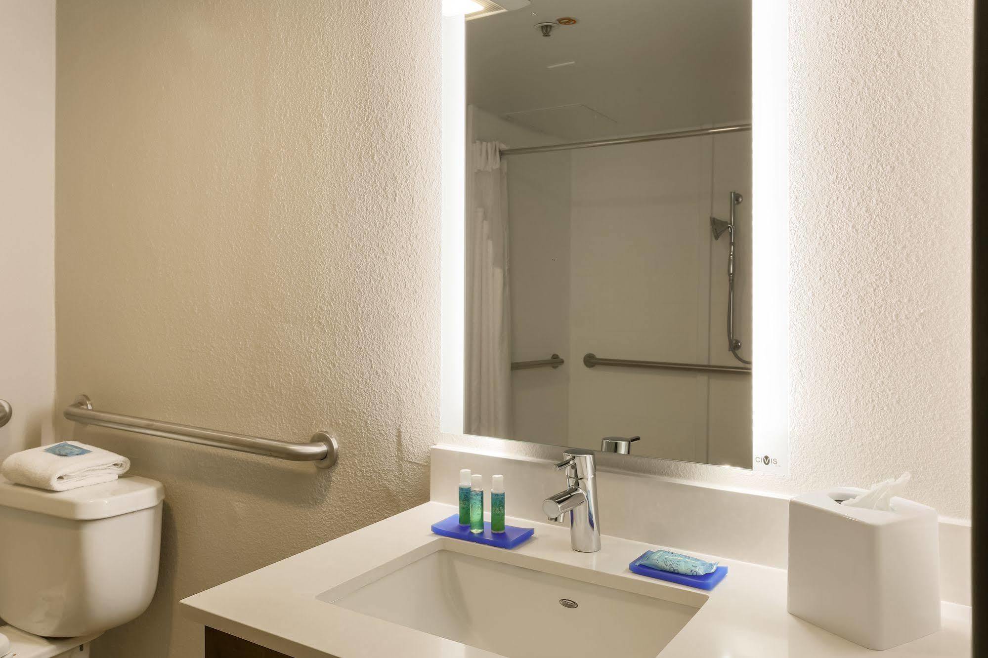 Express Milwaukee - West Medical Center By Ihg